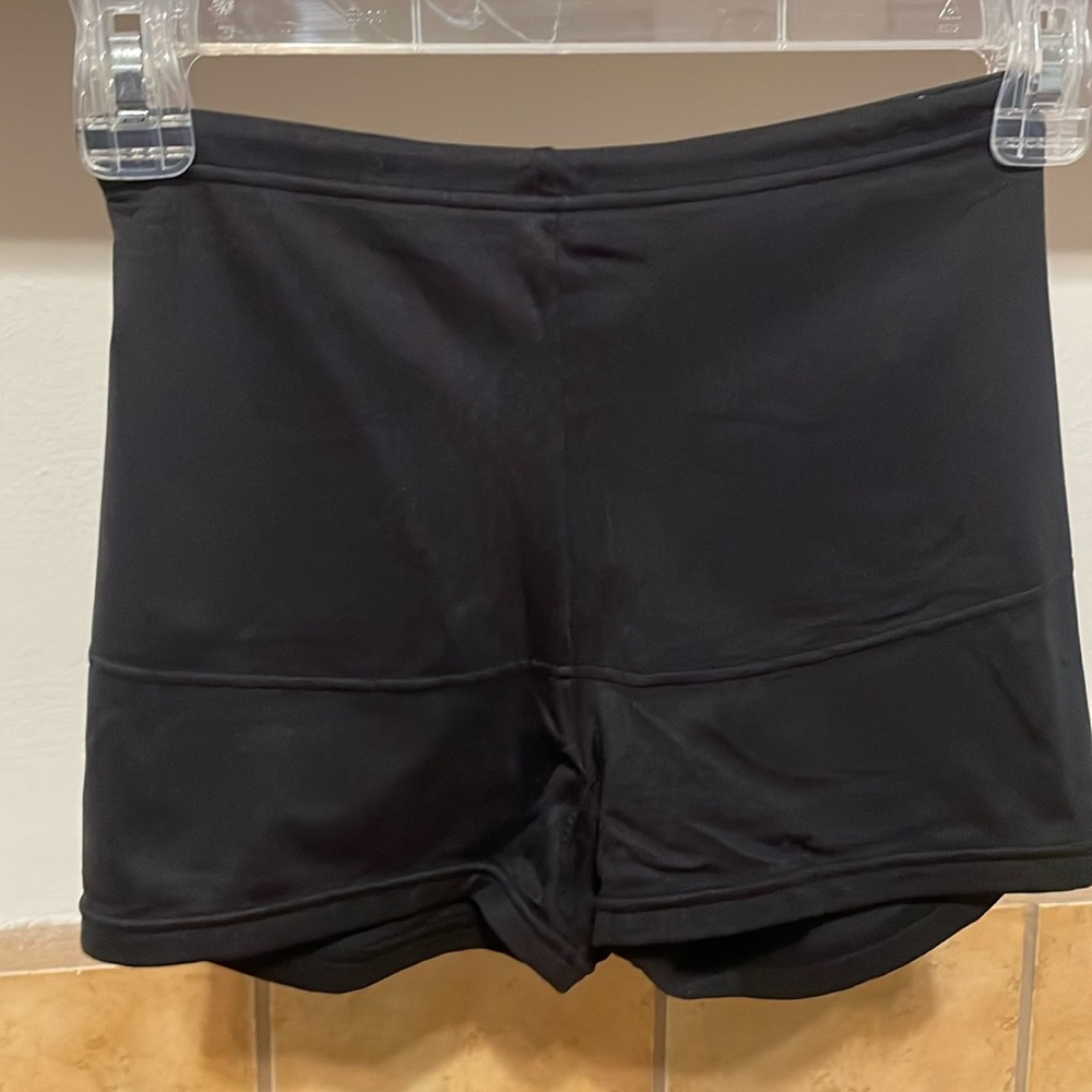 🟪 Maidenform Women’s Black Compression Shorts (size M)